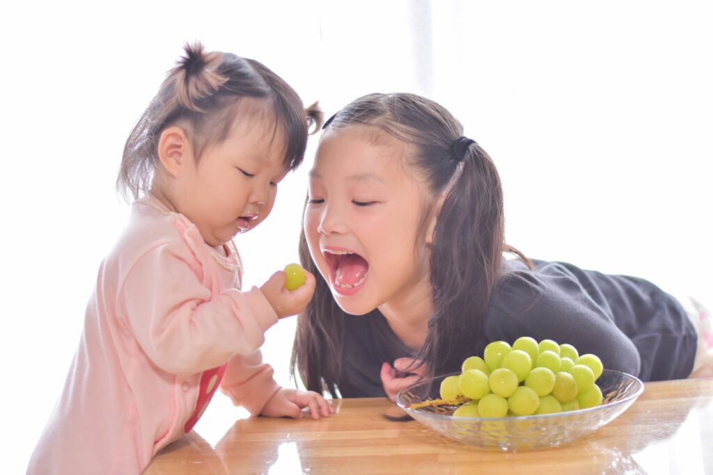 小布施のフルーツを食べる子供たち